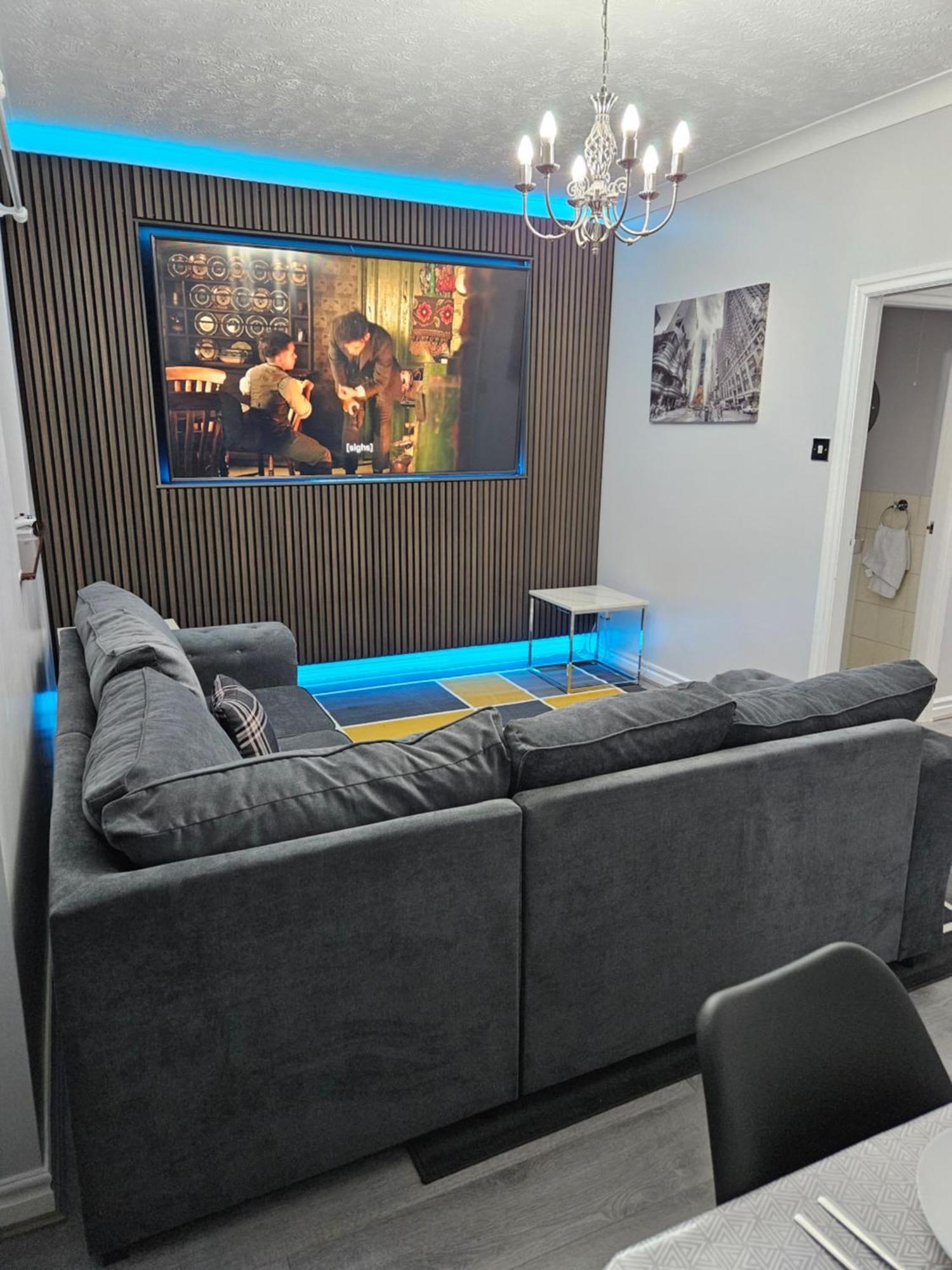 Lister Park Bradford 2Bed Detached Cottage House Parking Cinema Screen Games Room 외부 사진