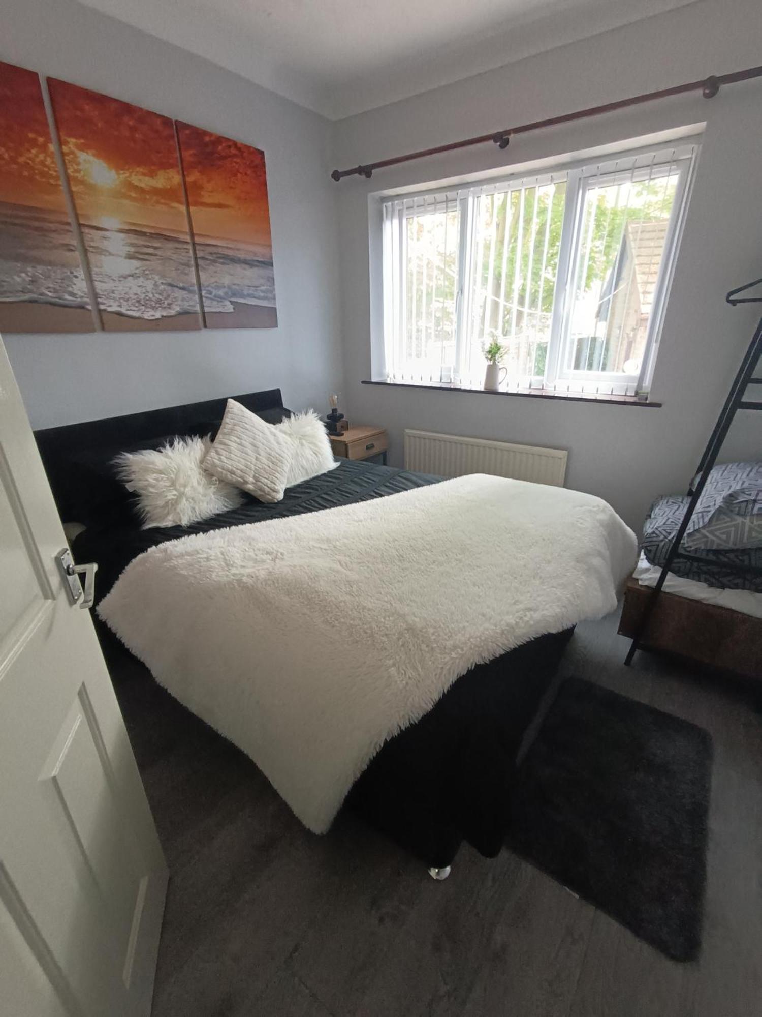 Lister Park Bradford 2Bed Detached Cottage House Parking Cinema Screen Games Room 외부 사진